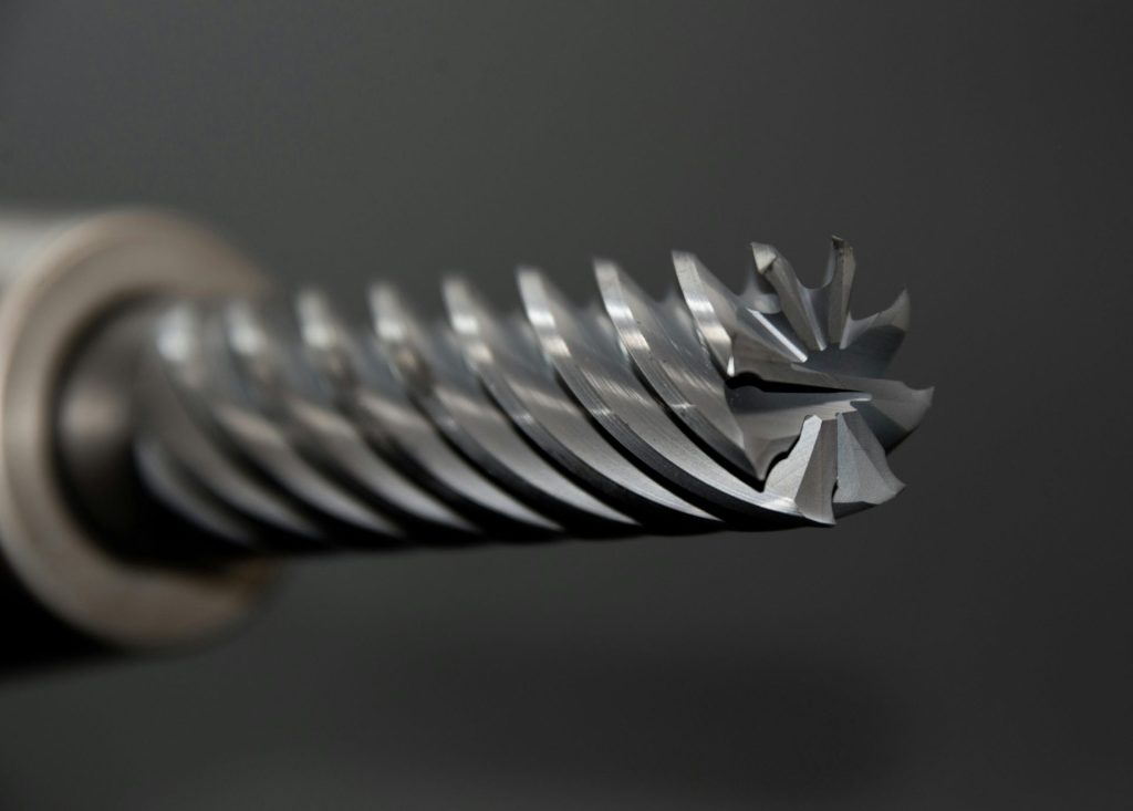 Makroaufnahme eines Bohrkopfes, die präzise Details der Metallbearbeitung zeigt.