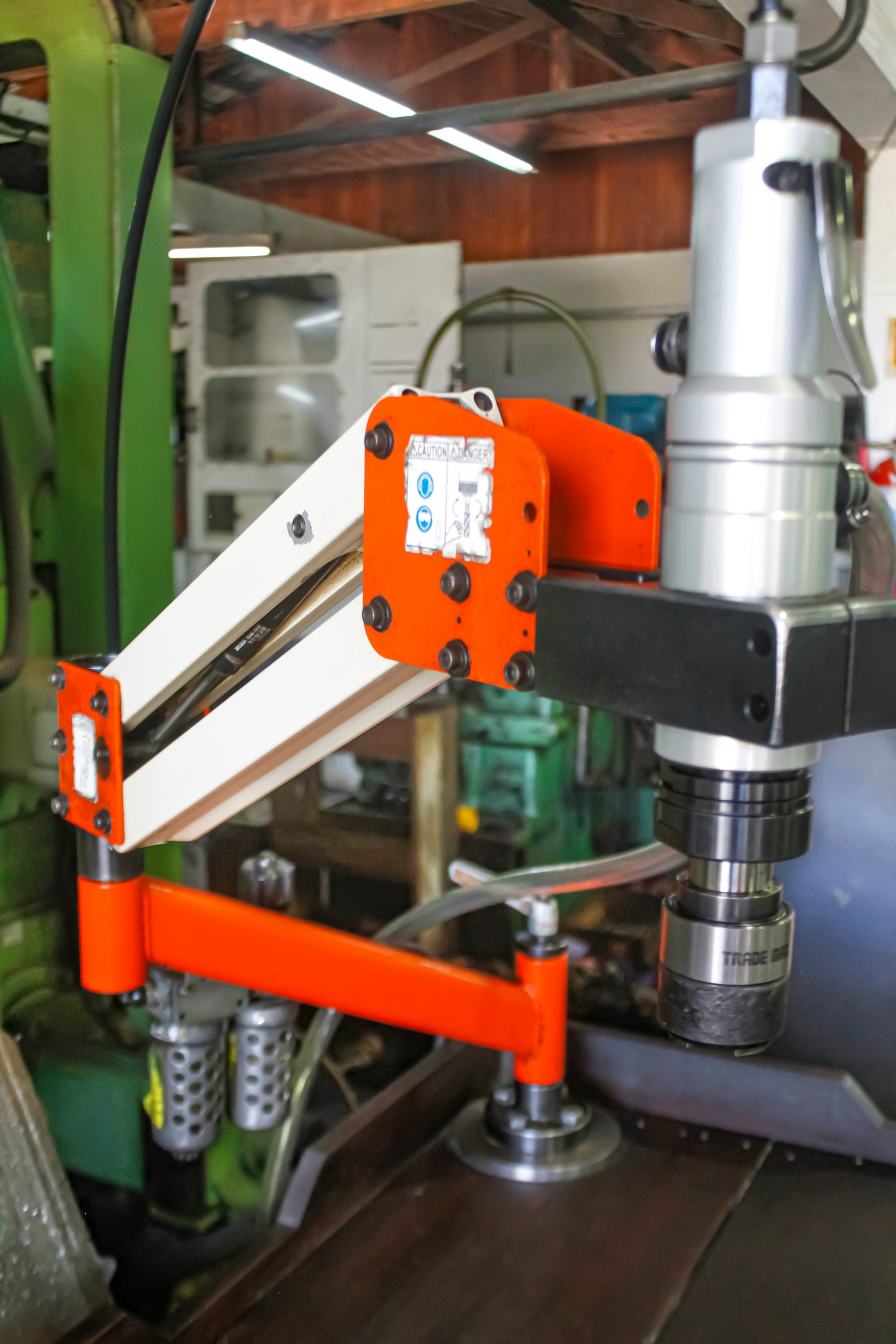 Eine Maschine, die ein Stück Metall bearbeitet