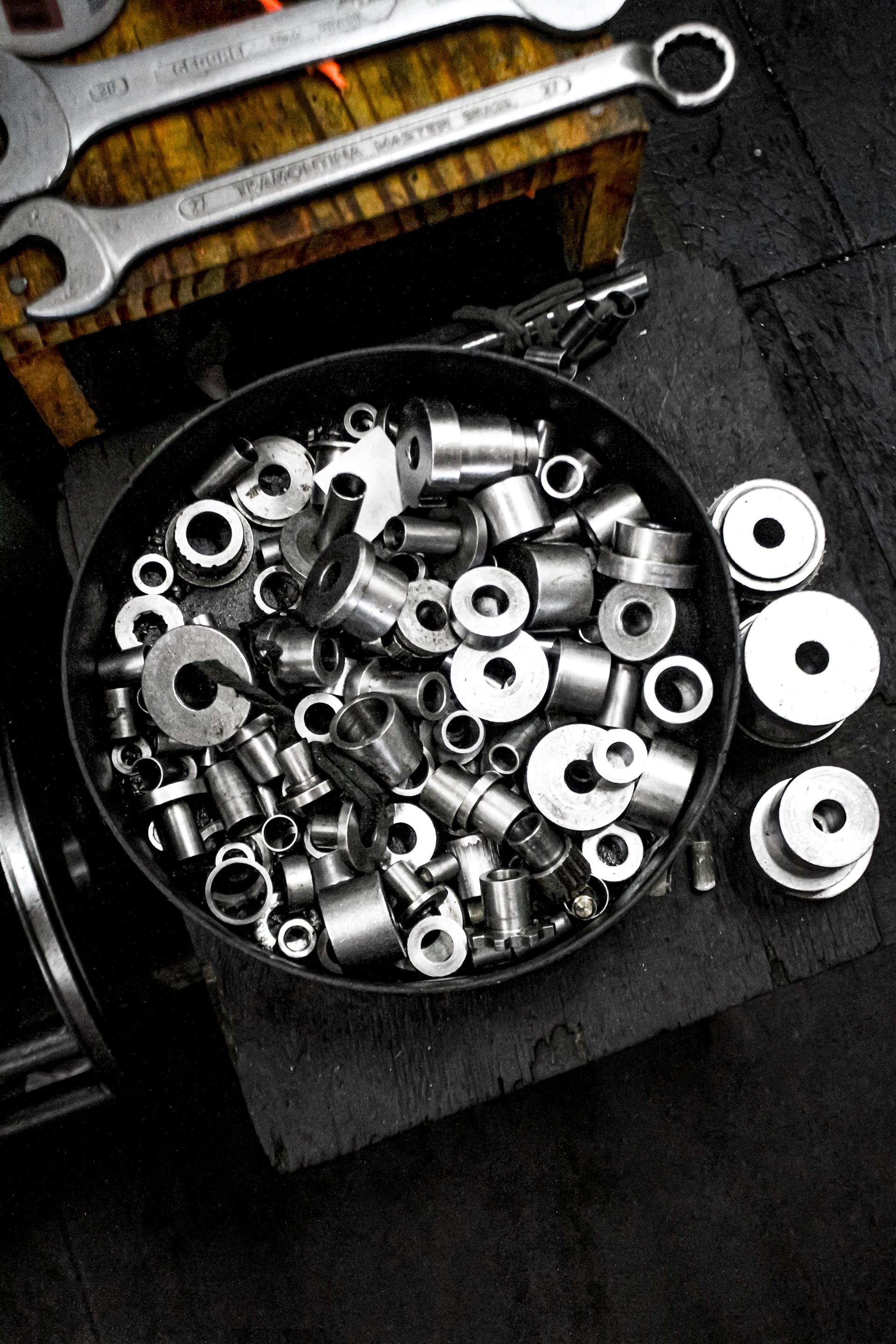 Ein Haufen Werkzeuge, die auf einem Tisch liegen